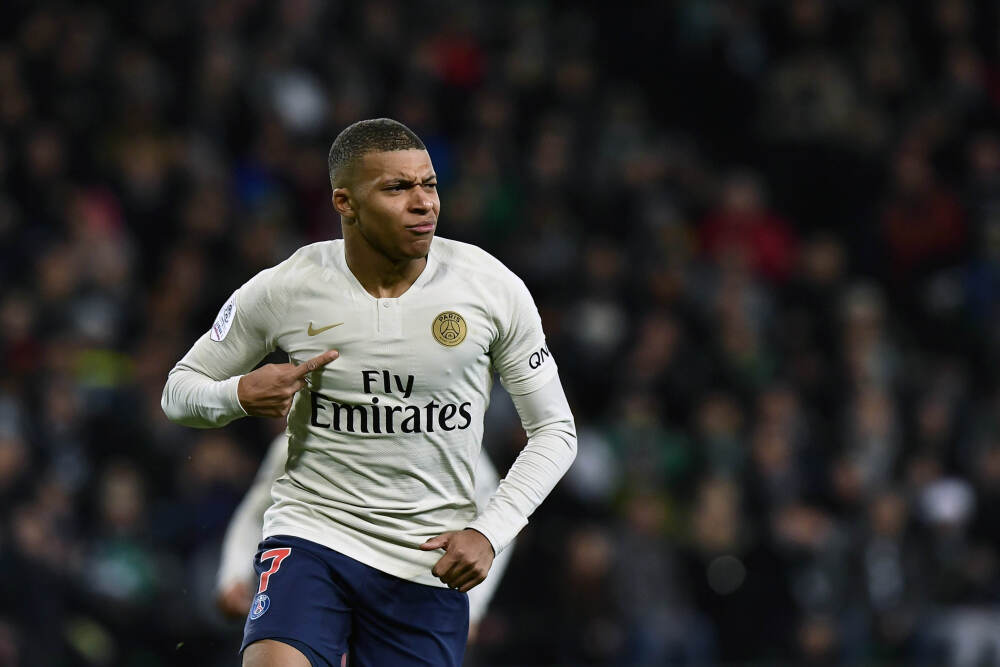 太阳报盘点英国球星太太团旅行次数：格拉利什女友10次年度第一